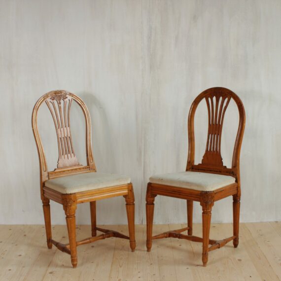 686 Pair of balloon chairs