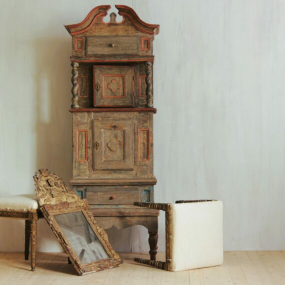 743 Small cabinet with columns