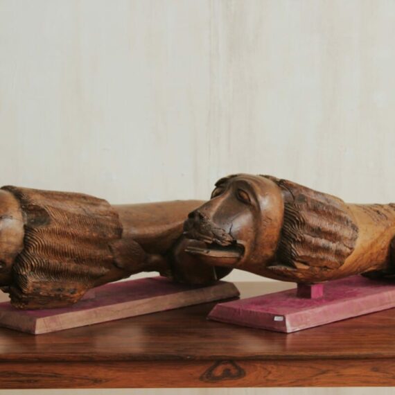 866 Pair of sculpted lions.4