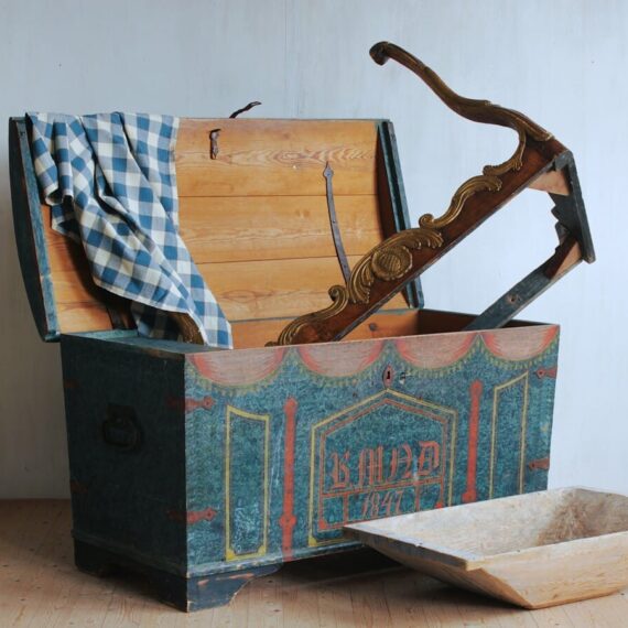 943 chest folk art